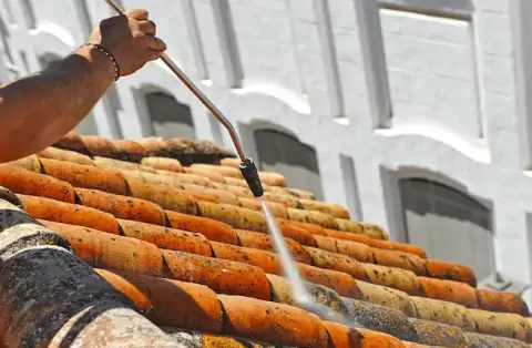 Démoussage de toiture à Lacroix Falgarde